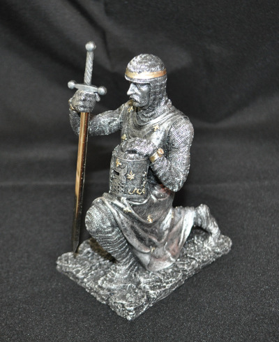 Knight Templar Kneeling figurine (16cms) - Click Image to Close